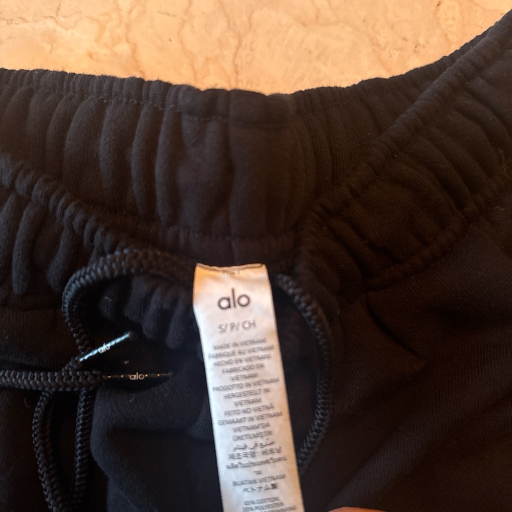 ALO Yoga Black Accolade Sweatpants - Picture 2 of 3